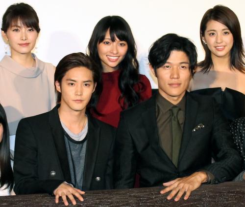 映画「彼岸島デラックス」の完成披露試写会に出席した（手前左から）白石隼也、鈴木亮平