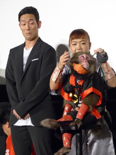 中村勘九郎はゲストで登場した「日光さる軍団」の猿の動きにビックリ