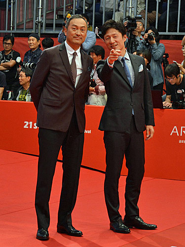 釜山国際映画祭のオープニングセレモニーに参加した渡辺謙（左）と李相日監督