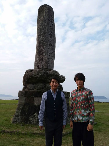 佐賀県唐津市にある名護屋城跡を訪問した小林隆（左）と中川大志（C）ＮＨＫ