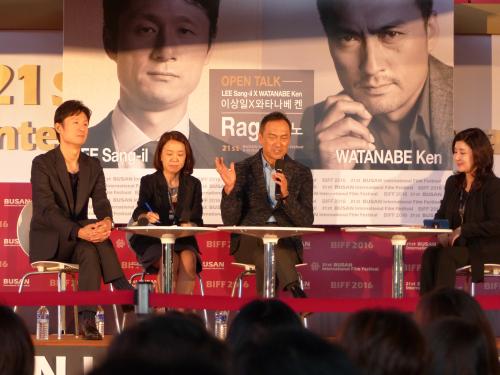 釜山国際映画祭のトークイベント後に出席した渡辺謙（右から２人目）と李相日監督（左）