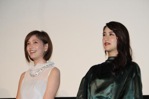 映画「少女」初日舞台あいさつに登場した本田翼（左）と山本美月