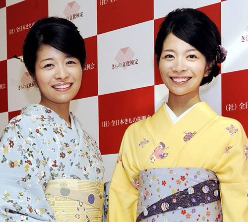 「マナカナ」の三倉茉奈（左）と三倉佳奈