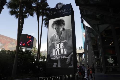 ラスベガスで掲示されたボブ・ディランのノーベル賞受賞を祝う看板（ＡＰ）