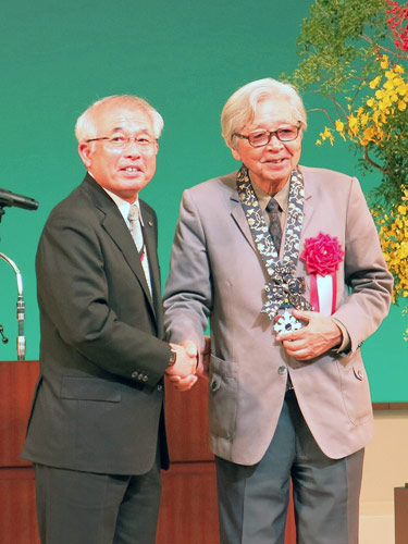 豊中市名誉市民の称号を受け、浅利敬一郎豊中市長（左）から記念メダルを授与された山田洋次監督