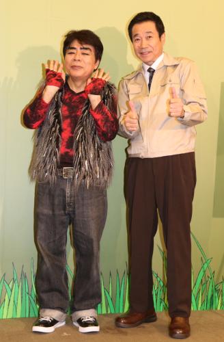 会見に出席した小倉久寛（左）と三宅裕司