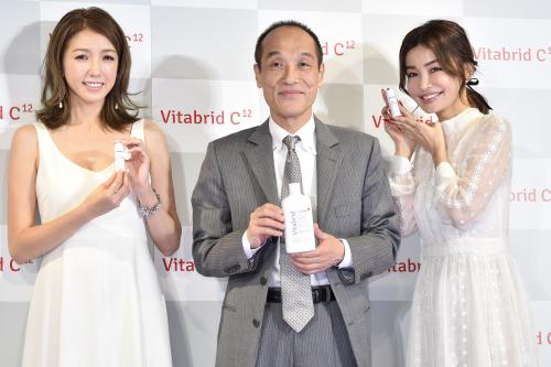 「ビタブリッドジャパン」新製品発表会に出席したに出席した（左から）美香、東国原英夫、平子理沙