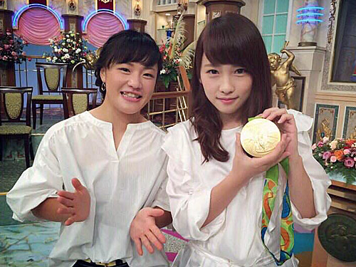 初共演した登坂絵莉（左）と金メダルを手にする川栄李奈