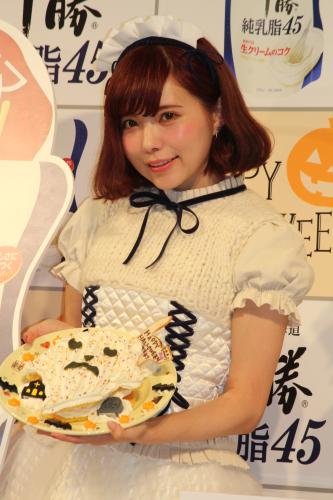 「明治北海道十勝純乳脂４５」発売記念イベントで、自作のハロウィーンケーキを披露する益若つばさ