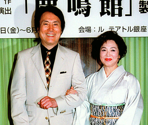 ０１年５月、舞台製作発表で元妻の佐久間良子と腕を組む平幹二朗さん