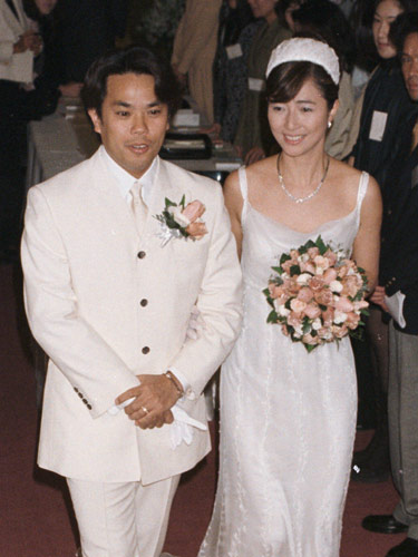 ９８年４月、都内で中西圭三と結婚披露パーティーを行った高樹沙耶容疑者
