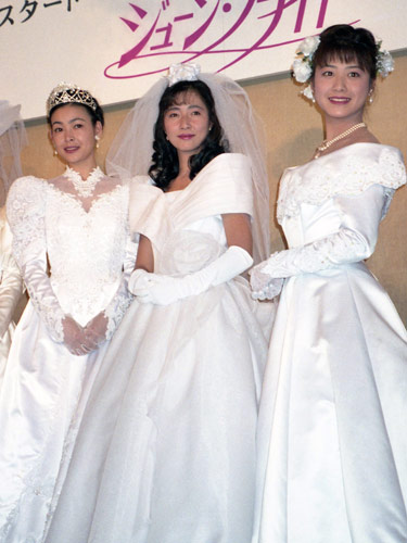 ９５年３月、ウエディングドレス姿を披露する高樹沙耶容疑者（中央。左は財前直見、右は高田万由子）トレンディードラマ女優として人気絶頂の頃