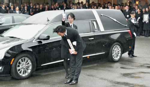 平幹二朗さんの告別式の出棺で、参列者に頭を下げる長男で俳優の平岳大