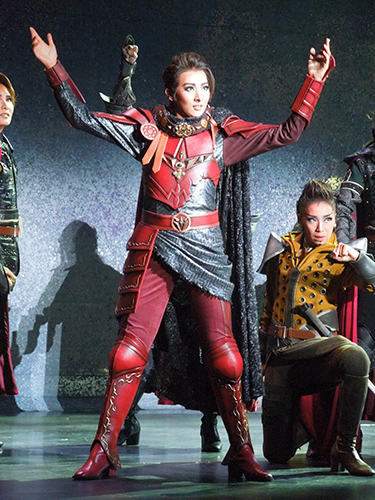 プレお披露目公演で堂々とアーサー王を演じる宝塚歌劇団・月組新トップスター珠城りょう