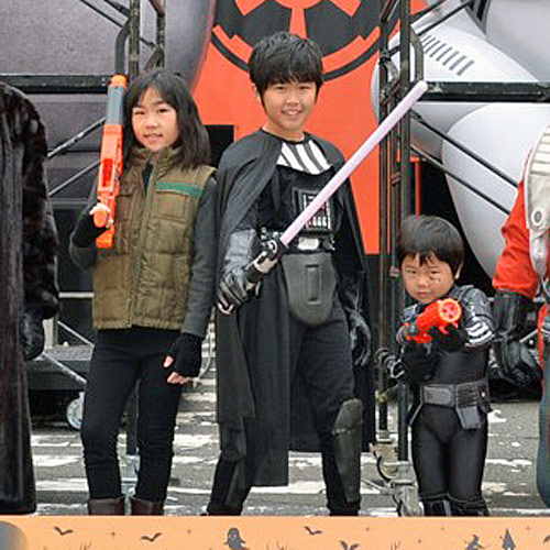 スター・ウォーズパレードにダース・ベイダーの仮装で参加した鈴木福（中央）。左は妹の夢、右は弟の楽
