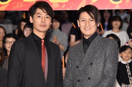 「スーパー歌舞伎２　ワンピース」舞台あいさつに登壇した福士誠治（左）と中村隼人