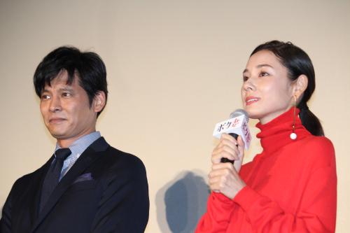映画「ボクの妻と結婚してください。」初日舞台あいさつに登場した、夫婦役を演じた織田裕二（左）と吉田羊