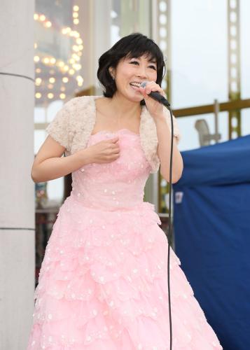 新曲「越後水原」の舞台となった新潟県阿賀野市でミニライブを行い、ドレス姿で熱唱する水森かおり