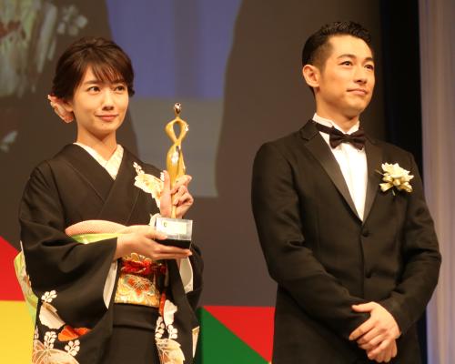 「東京ドラマアウォード２０１６」授賞式、グランプリを受賞した「あさが来た」の波瑠とディーン・フジオカ