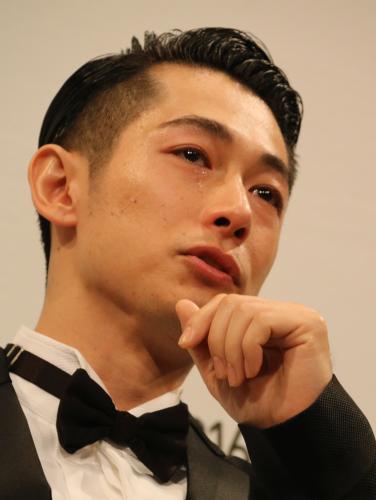 「東京ドラマアウォード２０１６」授賞式、助演男優賞を受賞し、囲み取材で涙を流したディーン・フジオカ