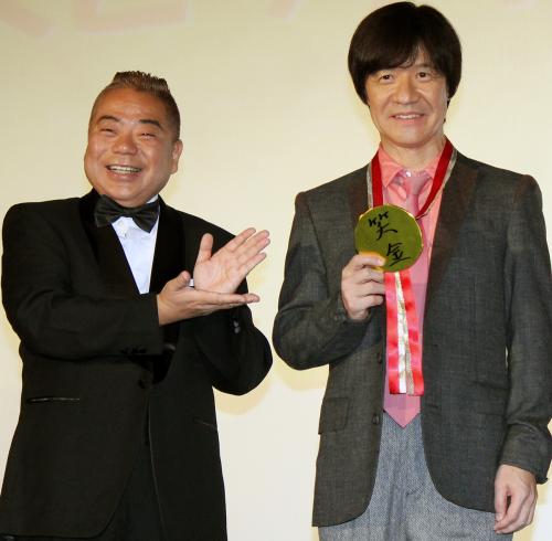 映画「金メダル男」のヒット御礼舞台挨拶を行った内村光良（右）とサプライズで登場した出川哲朗