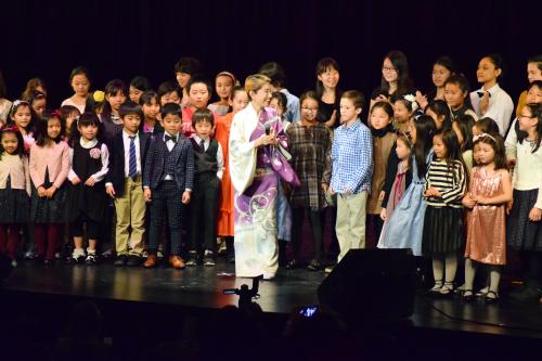 米ニューヨークで開かれた熊本地震復興支援チャリティーコンサートで、小中学生の合唱団と共演する水前寺清子