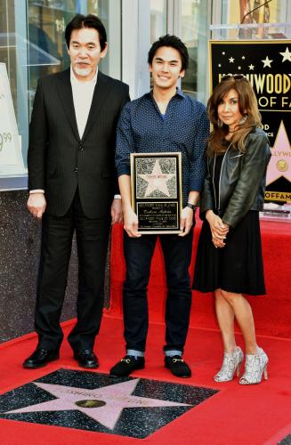 米ハリウッドのウオーク・オブ・フェームで披露された三船敏郎さんの名前が刻まれた星形の敷石と、三船さんの孫の力也さん（中央）、息子の史郎さん（左）ら