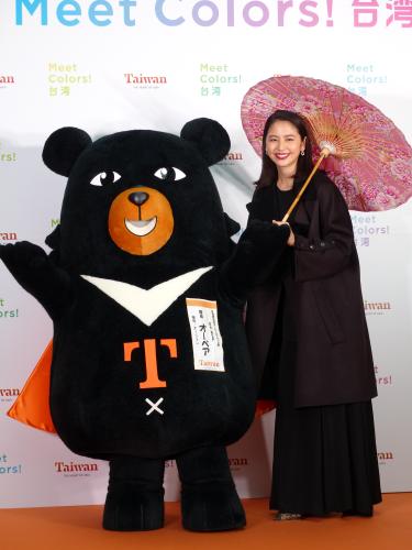台湾観光イメージキャラクターに就任した長澤まさみと台湾の観光局のマスコットキャラクター、台湾喔熊（オーベア）