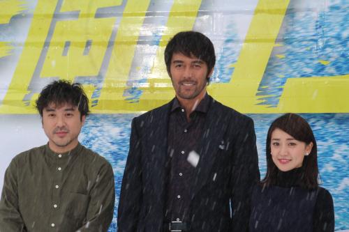 映画「疾風ロンド　疾風ロンドンバス出発式イベント」に出席した（左から）ムロツヨシ、阿部寛、大島優子、人工雪の降る中笑顔を見せる