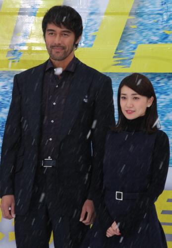 映画「疾風ロンド　疾風ロンドンバス出発式イベント」に出席した阿部寛と大島優子、人工雪の降る中笑顔を見せる
