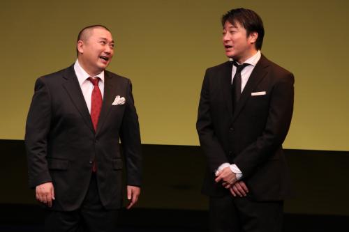 全国ツアー最終公演を行った極楽とんぼの山本圭壱（左）と加藤浩次