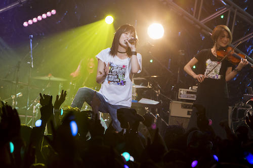 ＮＭＢ４８の山本彩（左）がソロツアーのファイナルで熱唱する（Ｃ）Sayaka　Yamamoto
