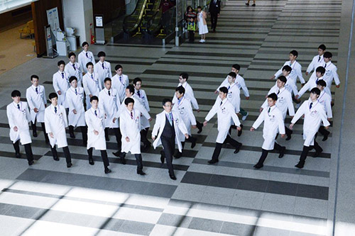 「ドクターＸ」恒例の医局の“大名行列”が“集団行動”バージョンに進化（Ｃ）テレビ朝日