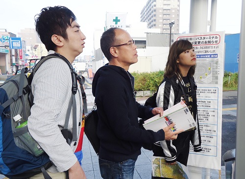 情報収集をする（左から）羽田圭介氏、田中要次、宮澤佐江（Ｃ）テレビ東京