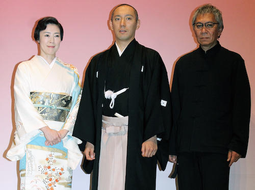 「六本木歌舞伎」の製作発表に出席した（左から）寺島しのぶ、市川海老蔵、三池崇史監督