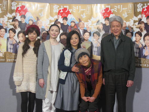 ＮＨＫのドラマ「富士ファミリー２０１７」試写会に出席した（左から）仲里依紗、ミムラ、薬師丸ひろ子、片桐はいり、鹿賀丈史