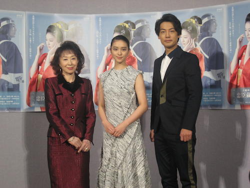ＮＨＫの時代劇「忠臣蔵の恋」試写会に出席した（左から）三田佳子、武井咲、福士誠治