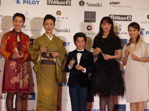 万年筆ベストコーディネイト賞を受賞した紫舟、名取裕子、鈴木福、花總まり、平野早矢香さん（左から）
