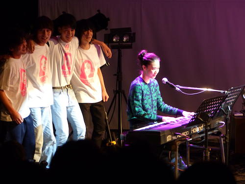映画「アズミ・ハルコは行方不明」の公開記念イベントで、主題歌を担当したチャットモンチーのライブパートでピアノ演奏を披露した蒼井優（右）