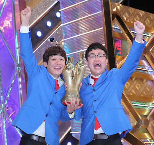 Ｍー１グランプリを制した銀シャリの鰻和弘（左）と橋本直