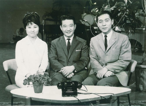 「小川宏ショー」の司会陣。（左から）アシスタントの木元教子、小川宏さん、露木茂アナ