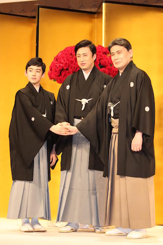 襲名披露記者発表に登場した（左から）松本金太郎、市川染五郎、松本幸四郎