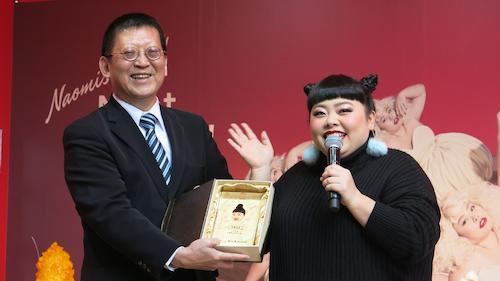 台湾観光協会大阪事務所・林俊慧所長からアンバサダー任命賞を贈られる渡辺直美（右）