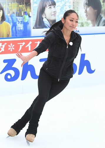 「戦え！スポーツ内閣」で華麗な滑りを披露する安藤美姫
