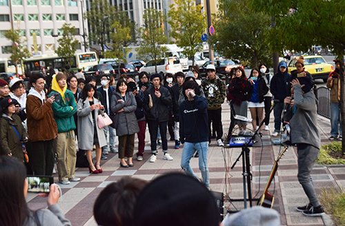 大阪・梅田で路上ライブをする「電波少女」のハシシ（左）とｎｉｃｅｃｒｅａｍ