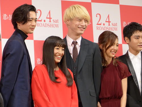 映画「君と１００回目の恋」の完成披露試写会に登壇した（左から）竜星涼、ｍｉｗａ、坂口健太郎、真野恵里菜