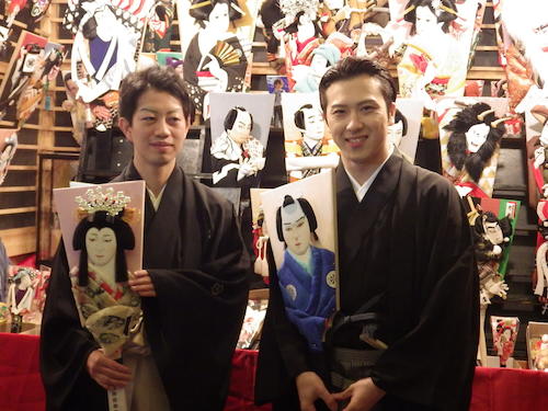 浅草寺で自分がモデルの羽子板をもらった尾上松也（右）と中村壱太郎
