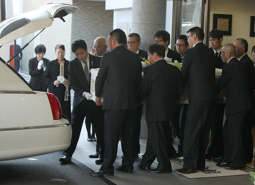 家族が見守る中、霊柩車に運ばれる島木さんの棺