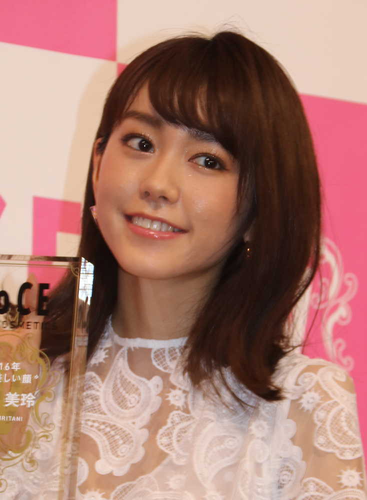 「ＶｏＣＥベストコスメ年間グランプリ贈呈式」で２０１６年“最も美しい顔”に選出された桐谷美玲