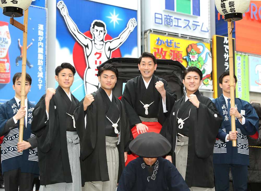 大阪・ミナミで同時襲名披露公演を記念した「お練り」をし、記念撮影に応じる歌舞伎俳優の八代目中村芝翫（右から３人目）と（左から２人目から）四代目歌之助、三代目福之助、（１人おいて）四代目橋之助